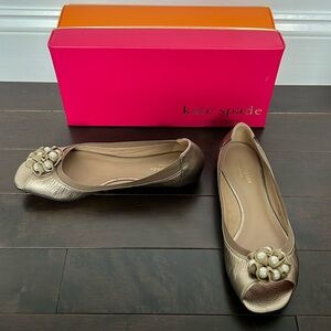NIB Kate Spade Bindi champagne metallic shoe pearls w/ dark beige grosgrain 8.5